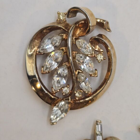 Vintage TRIFARI Alfred Philippe Marquise Rhinestone Gold Tone Pendant & Earrings - Picture 3 of 7